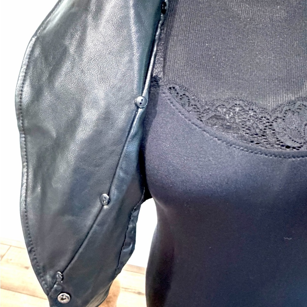 Azalea Wang Gisele Y2K
Style Cropped Faux Leather Fur Cuffed
Jacket - Picture 10 of 12